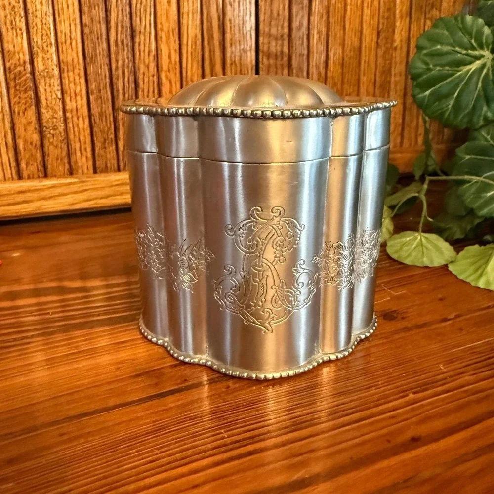 Tea Caddy Canister Unisex OS Silver Excellent Engraved Scalloped Metal